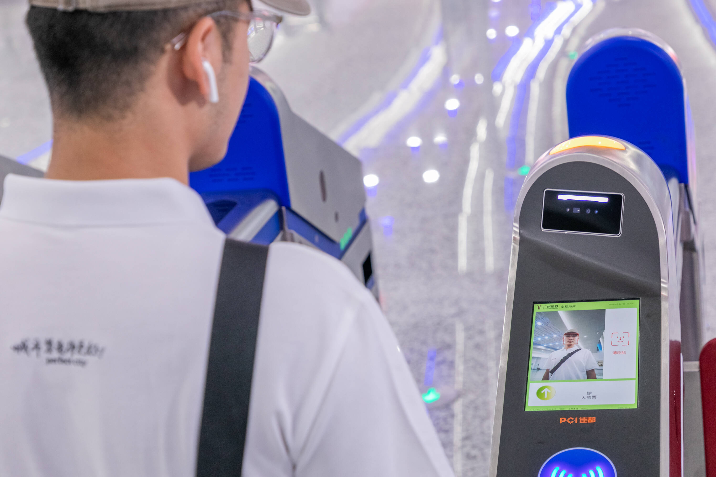 1635217544172385.jpg 人脸识别支持刷脸进闸.jpg